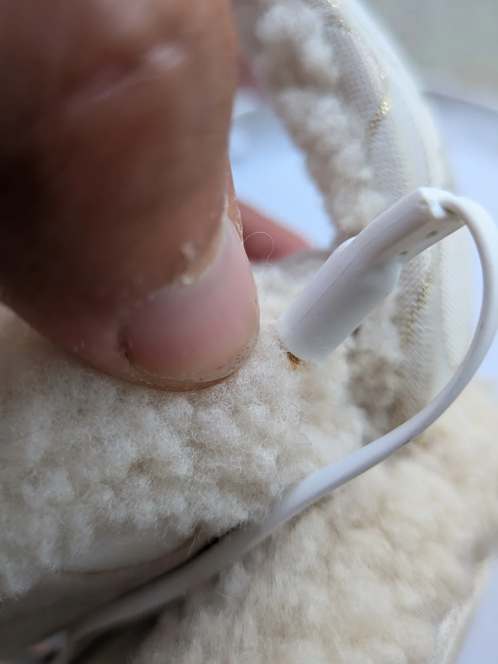 Coach NIB Cream Jaquard Shearling Ear Muffs With Ac Adapter Cord